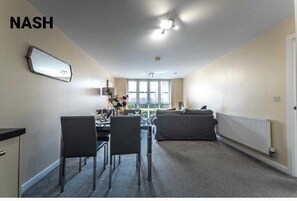Flat-screen TV - Stylish 2 bedroom Apartment -Oscar Wilde  (Reading)