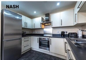 Fridge, oven, stovetop, dishwasher - Stylish 2 bedroom Apartment -Oscar Wilde  (Reading)