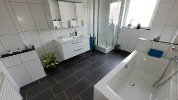 Badewanne, Haartrockner, Handtücher