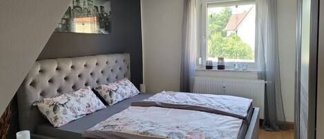 1 bedroom, desk, free WiFi, bed sheets