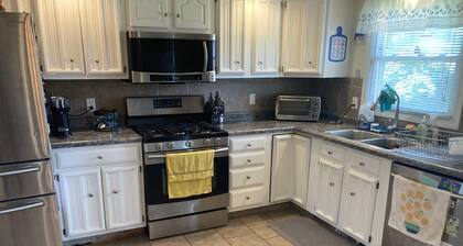 Quiet residence close to Notre Dame - sleeps 10 comfortably with room for more.