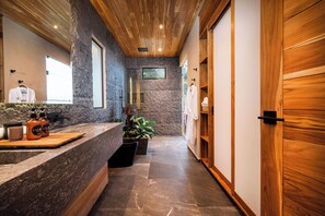 Milieuvriendelijke toiletartikelen, een haardroger, handdoeken