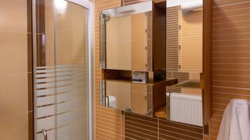 Dusj, hårføner, håndklær og såpe