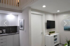 Stovetop, high chair - Hollywood Boutique Loft (Hollywood)