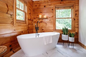 Combined shower/tub, hair dryer, towels