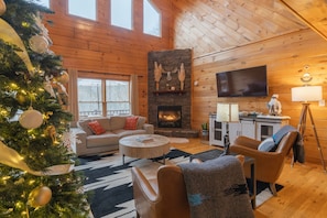 Smart TV, chimenea, futbolito y libros