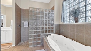 Badewanne, Haartrockner, Handtücher, Shampoo
