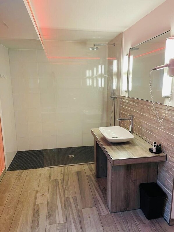 Bureau, Wi-Fi gratuit, draps fournis