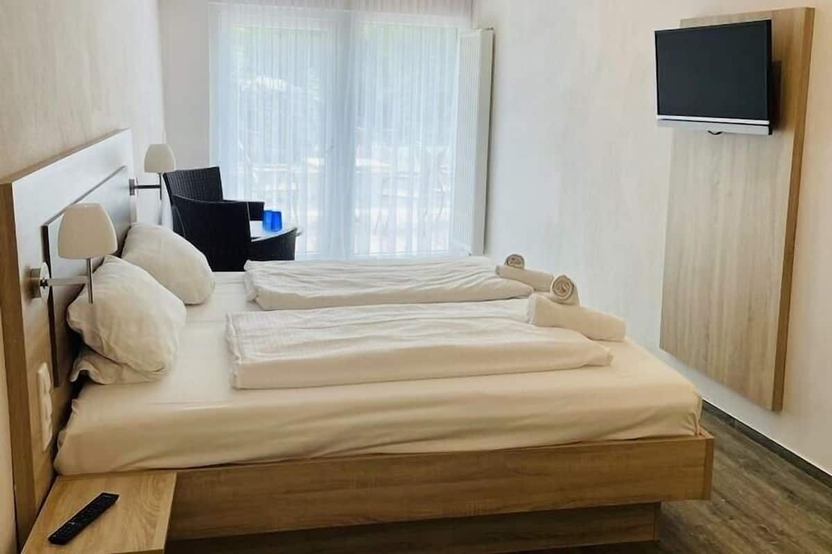Een bureau, gratis wifi, beddengoed