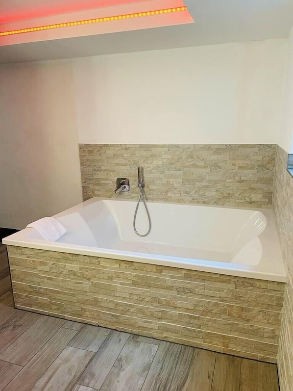 プレミアム ダブルルーム | バスルーム | バスアメニティ (無料)、ヘアドライヤー、タオル