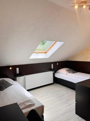 Comfort Single Room | Desk, WiFi (free), bed sheets - Hotel Biedermeier (Dortmund)
