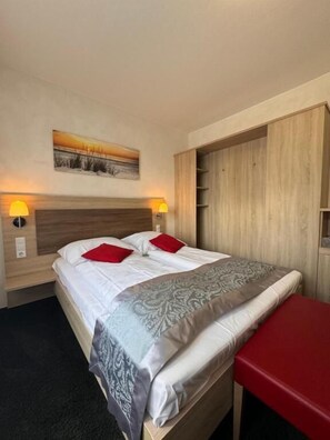 Classic Double Room | Desk, WiFi (free), bed sheets - Hotel Biedermeier (Dortmund)