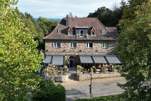 Vista frontal de la propiedad