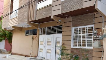 Façana frontal de l'allotjament