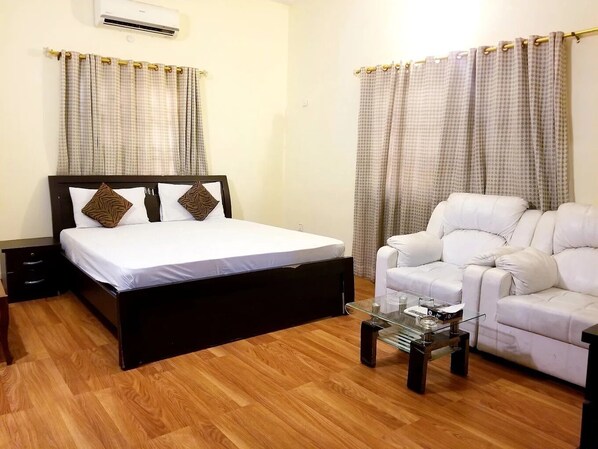 Habitación Deluxe doble | Sistema de insonorización, tabla de planchar con plancha, wifi gratis