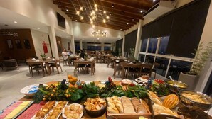 Free daily buffet breakfast - 4WOO Hotel (Telemaco Borba)