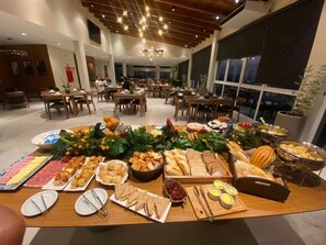 朝食 (ビュッフェ)、毎日提供 (無料)