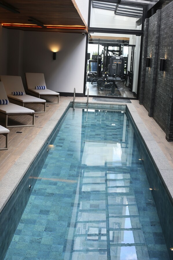Una piscina cubierta