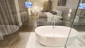Luxury Double Room | Pillowtop beds, in-room safe, blackout drapes, soundproofing - 4WOO Hotel (Telemaco Borba)