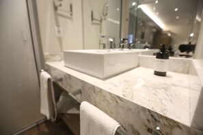 Habitación de lujo doble | Baño | Secador de pelo, toallas, jabón y champú