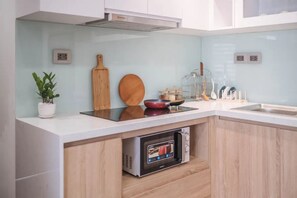Kühlschrank, Mikrowelle, Kochgeschirr/Geschirr/Besteck, Esstisch