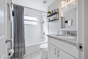 Ensemble douche/baignoire, sèche-cheveux, serviettes fournies