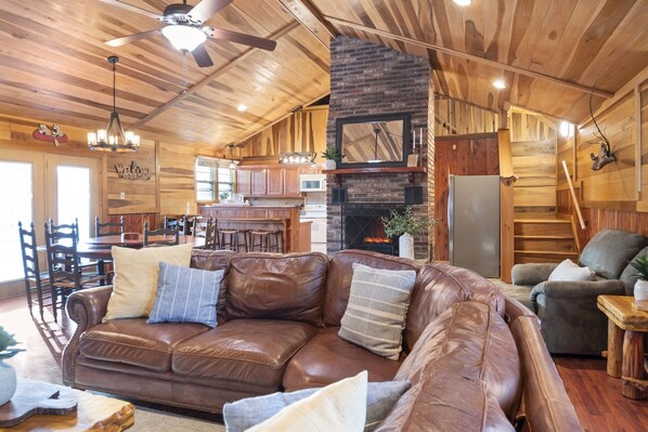 Smart TV, fireplace, books, stereo - December DISCOUNT in affect!! Don't Miss out. (Dover)