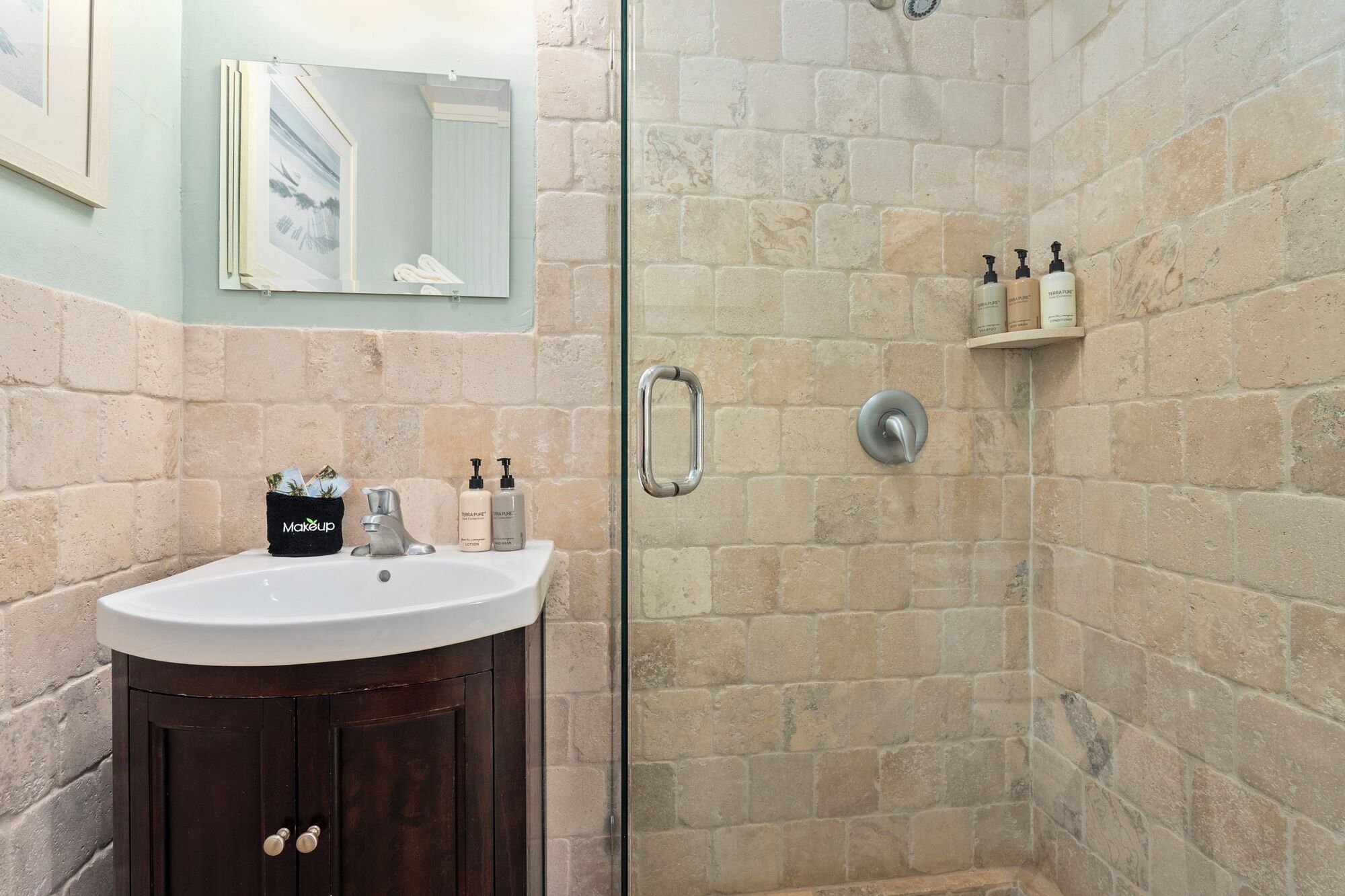 Douche, séchoir à cheveux, savon, shampooing