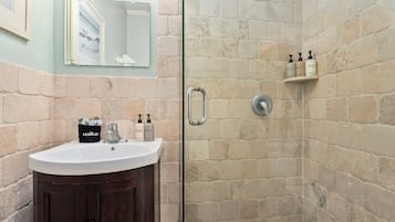 Douche, séchoir à cheveux, savon, shampooing