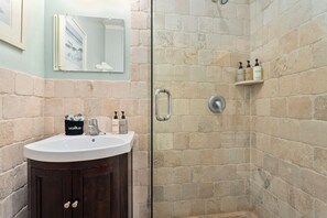Douche, sèche-cheveux, savon, shampoing