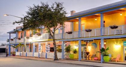 LUXURY SUITE QUEEN ROOM 9 AT OLD COLORADO INN
