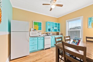 Private kitchen - ALOHA  SUITE AT OLD COLORADO INN (Stuart)