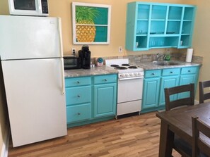 Private kitchen - ALOHA  SUITE AT OLD COLORADO INN (Stuart)
