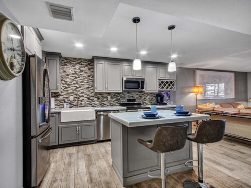 Lakefront Family, 3 Bedroom, 2 Bath, Private Patio, Heated Pool, Jacuzzi 