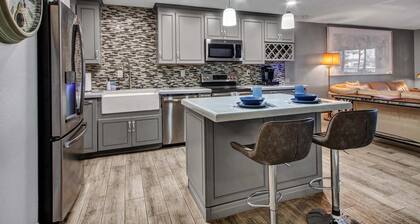 Lakefront Family, 3 Bedroom, 2 Bath, Private Patio, Heated Pool, Jacuzzi