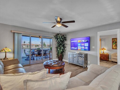 Lakefront Family, 3 Bedroom, 2 Bath, Private Patio, Heated Pool, Jacuzzi 