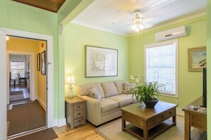 TV - THE BERMUDA SUITE  AT OLD COLORADO INN (Stuart)