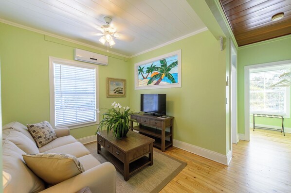 TV - THE BERMUDA SUITE  AT OLD COLORADO INN (Stuart)
