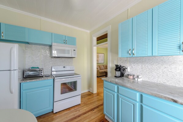 Coffee/tea maker - THE BERMUDA SUITE  AT OLD COLORADO INN (Stuart)