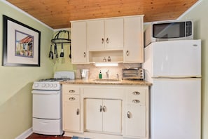 Dining tables - COASTAL COTTAGE AT OLD COLORADO INN (Stuart)
