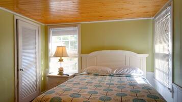 2 bedrooms, Egyptian cotton sheets, iron/ironing board, WiFi