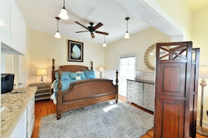 2 bedrooms, Egyptian cotton sheets, iron/ironing board, WiFi - EVINRUDE SUITE AT OLD COLORADO INN (Stuart)