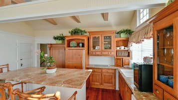 Coffee/tea maker, dining tables