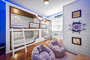 4 bedrooms, iron/ironing board, WiFi, bed sheets