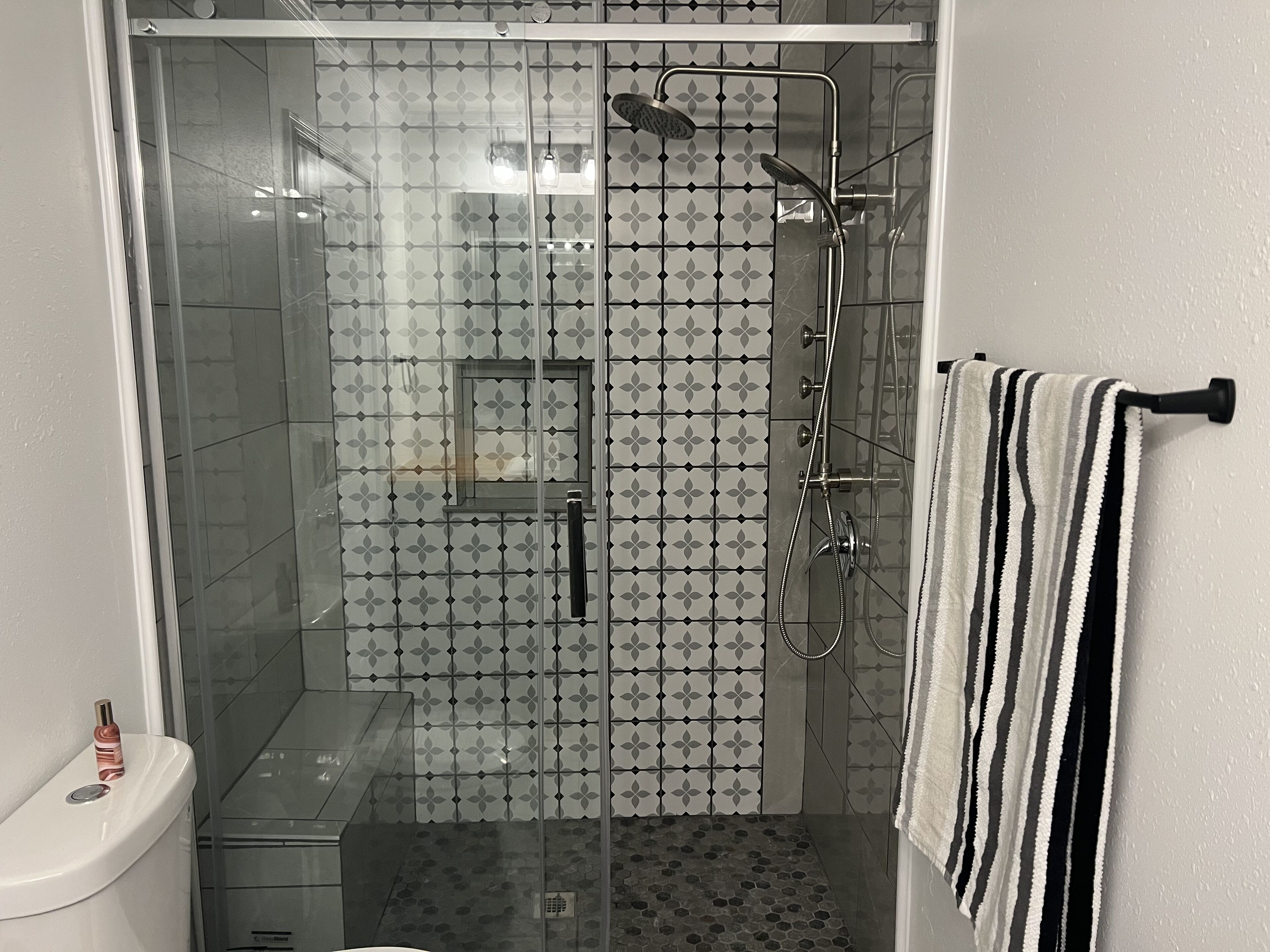 Baignoire, serviettes fournies, savon, papier de toilette