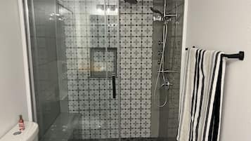 Baignoire, serviettes fournies, savon, papier de toilette