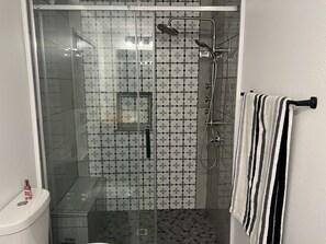 Bathtub, towels, soap, toilet paper - The Serene Getaway (Mineola)