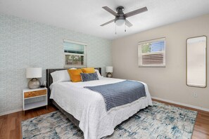 3 chambres, bureau, fer et planche à repasser, lit de bébé portatif