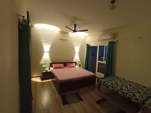 2 dormitorios, caja fuerte, escritorio y tabla de planchar con plancha