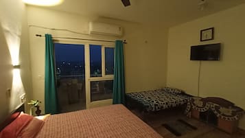 2 Schlafzimmer, Zimmersafe, Schreibtisch, Bügeleisen/Bügelbrett